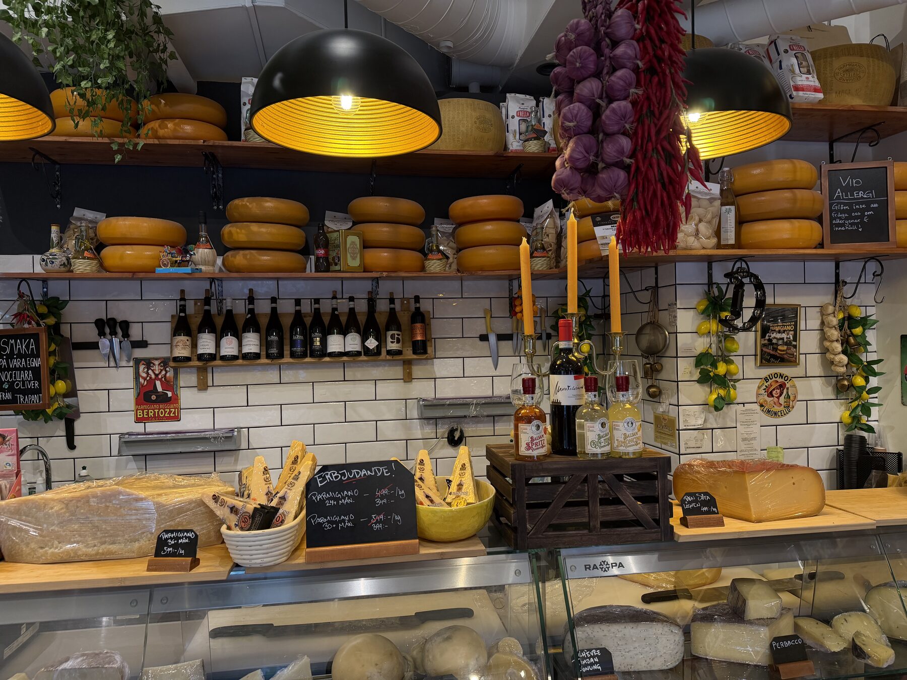 Hyllor med parmigiano-hjul och italienska viner